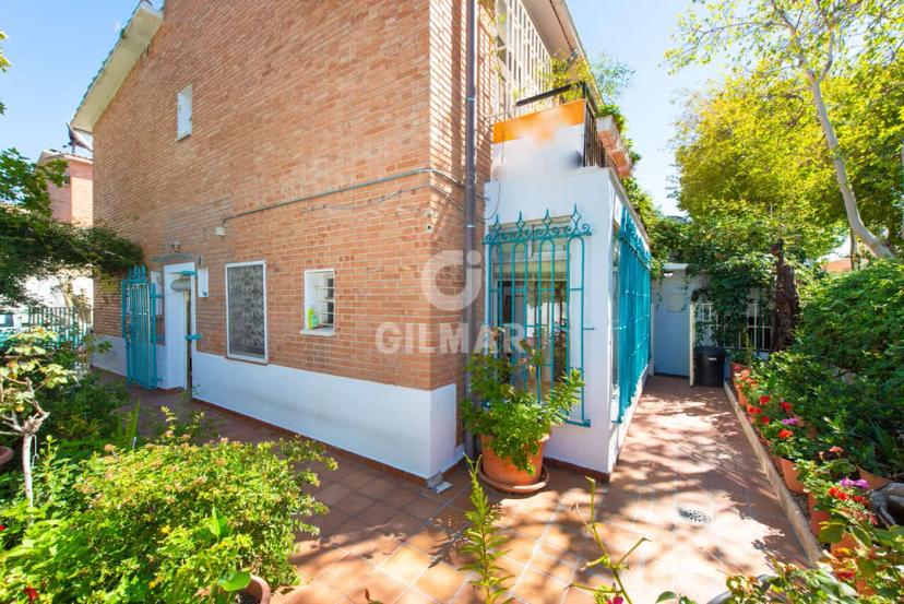 Independent Chalet with Two Dwellings in El Bosque image 1