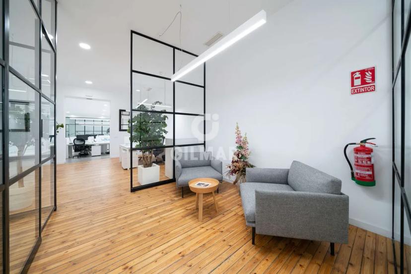 Premium Office in Chueca: 400m² of Light and Style image 0