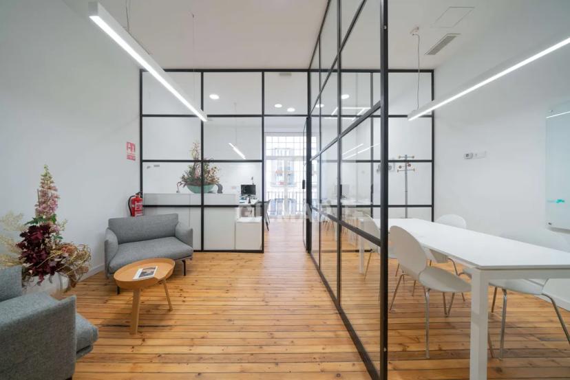 Premium Office in Chueca: 400m² of Light and Style image 1