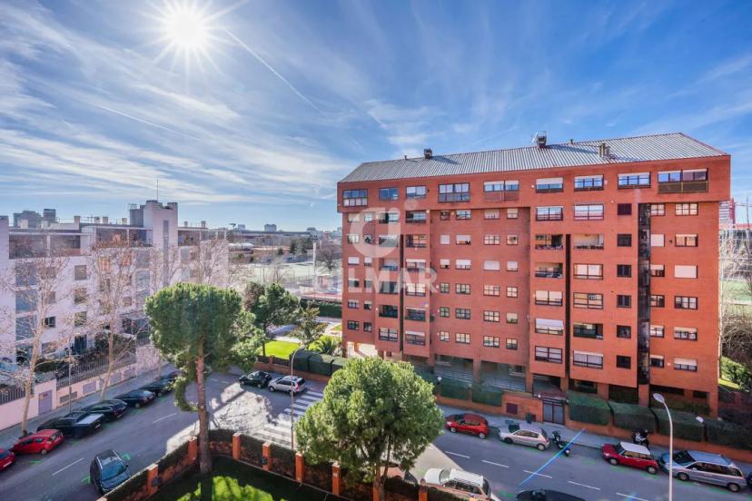 Ático de Lujo con Terraza y Piscina en Pío XII image 1