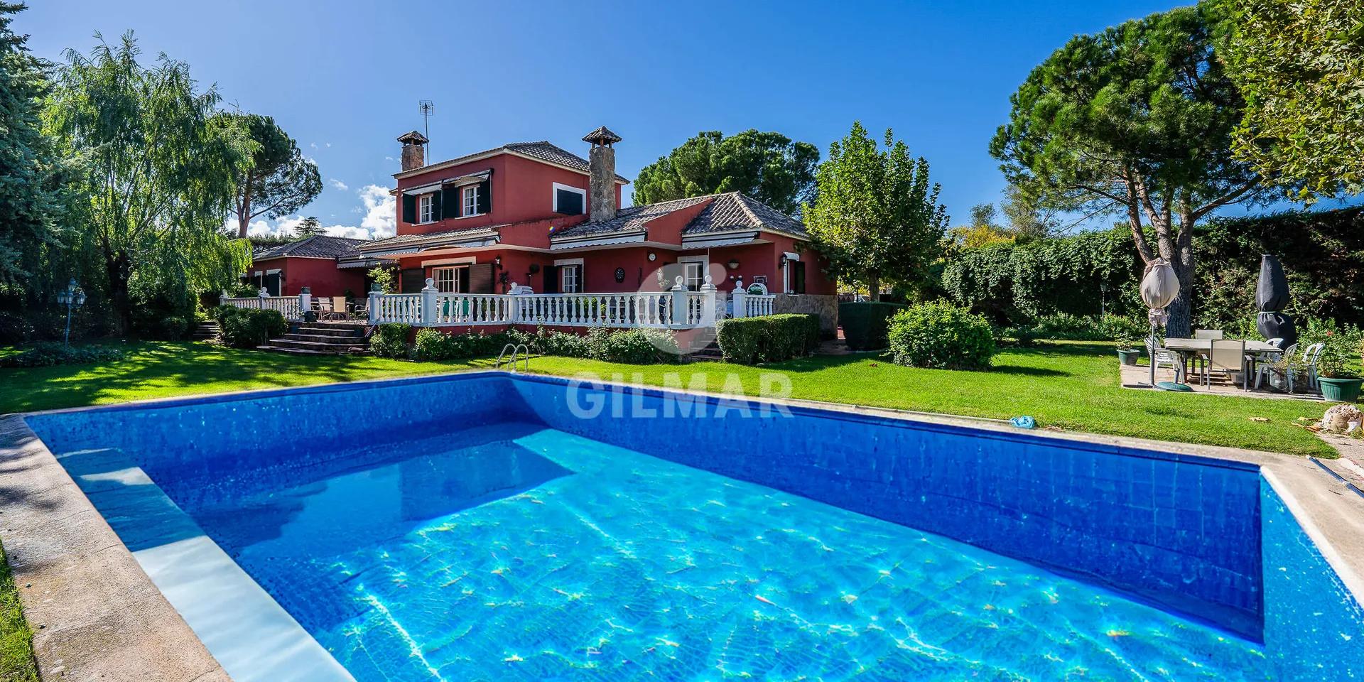 Villa Rústica con Piscina y Tenis en Ciudalcampo