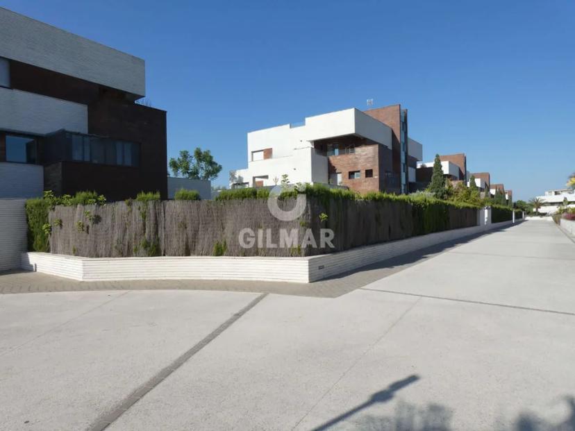 Luxury Penthouse with Spacious Terraces in Vistahermosa image 1