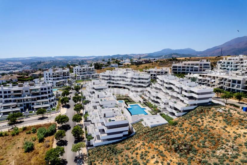 New Apartment in Estepona with Sea Views image 0