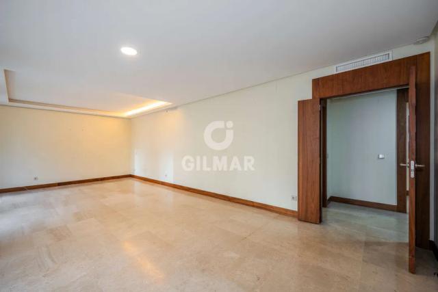 Imagen 4 de Bright 4-Bedroom Apartment in Sanchinarro Urbanization