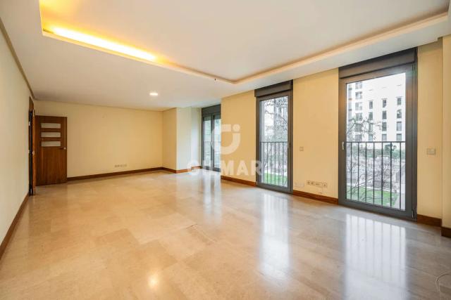 Imagen 5 de Bright 4-Bedroom Apartment in Sanchinarro Urbanization