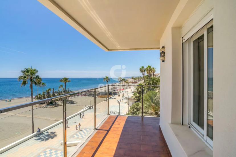 Spectacular Apartment Facing the Sea in Estepona image 1