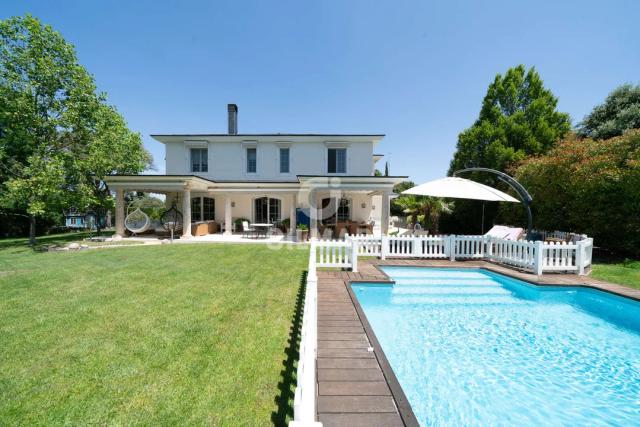 Imagen 3 de Exclusive English-style villa with garden and pool in the northern area