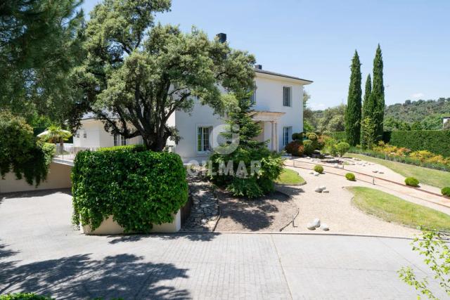 Imagen 4 de Exclusive English-style villa with garden and pool in the northern area