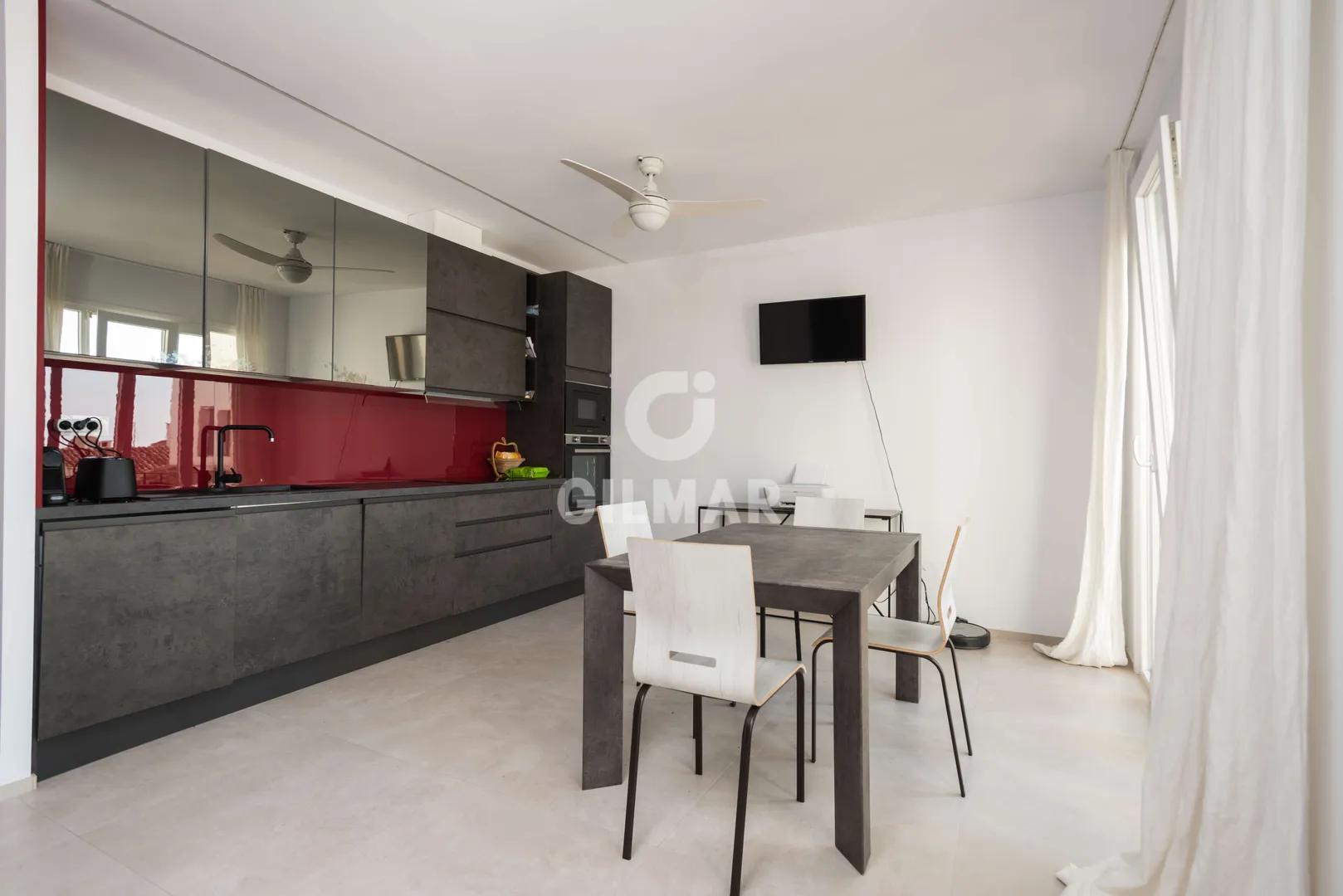 Moderno Apartamento Reformado con Vistas al Mar en Puerto Banús