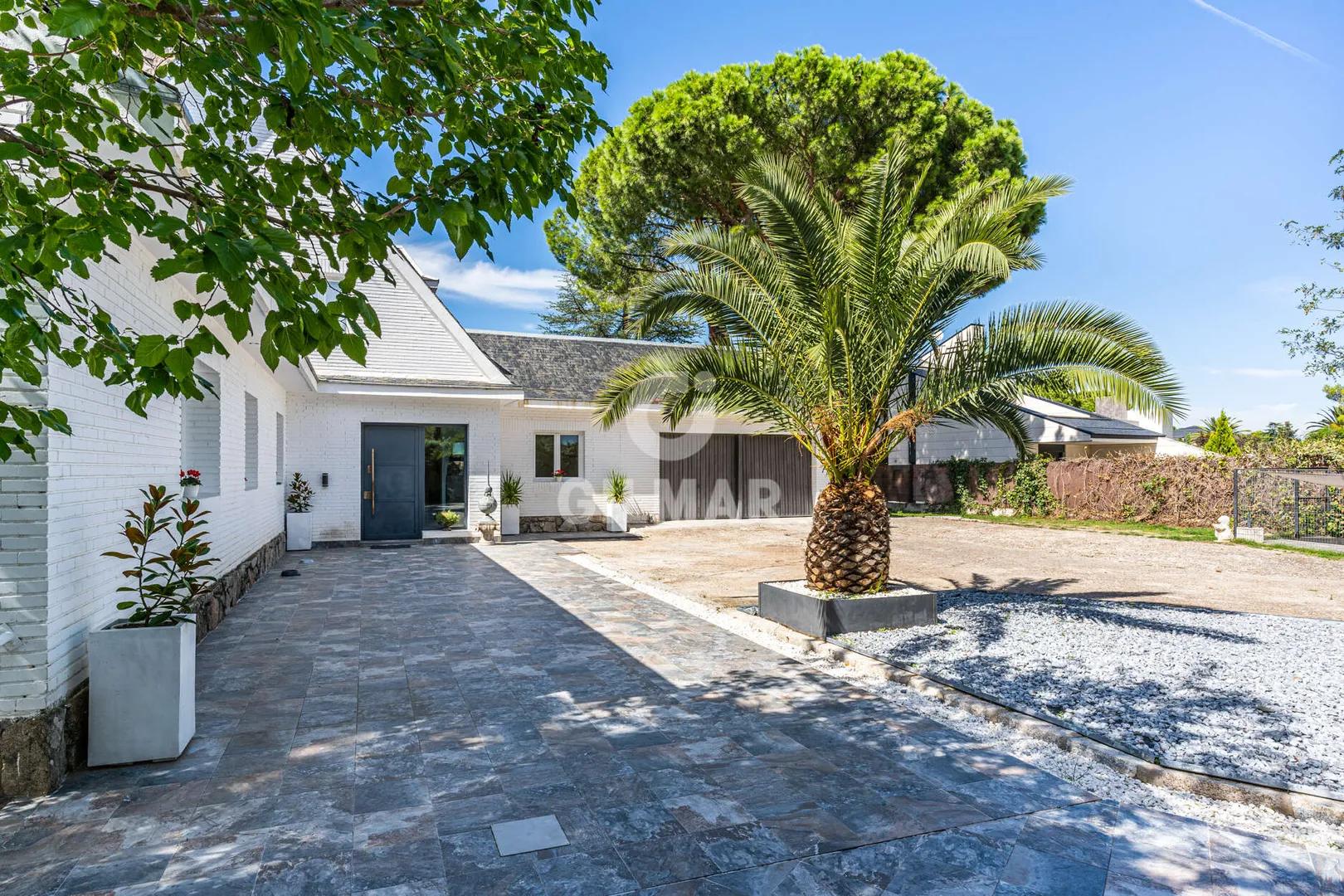 Encantadora Casa Histórica en Las Lomas con Vistas a la Sierra