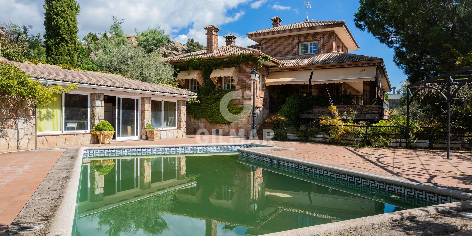 Exclusive Chalet with Views and Pool in Manzanares