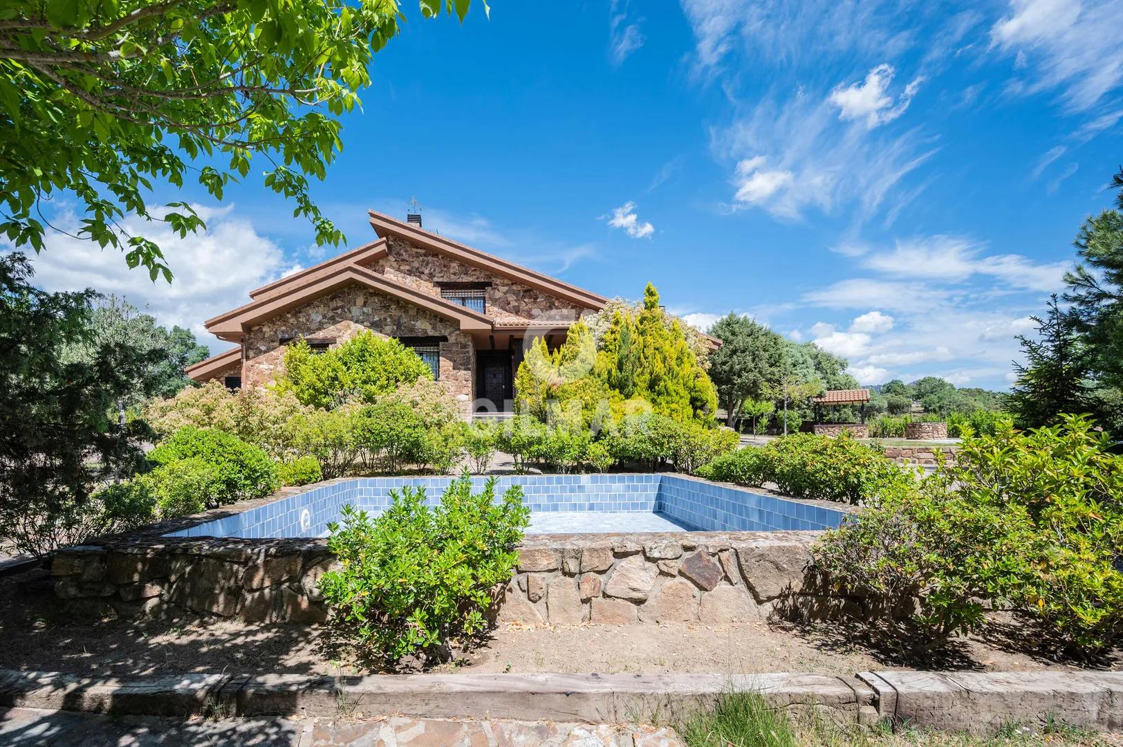 Impresionante Chalet Independiente en Cabanillas de la Sierra con Jardín y Vistas