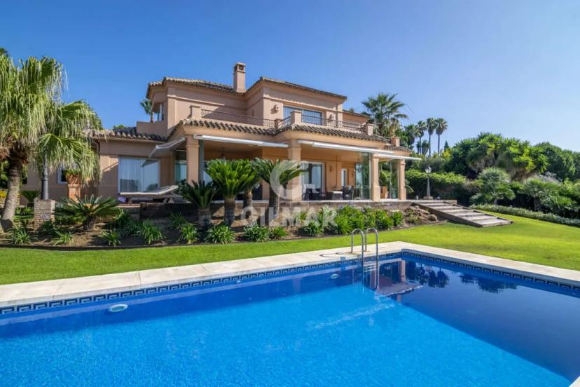 Luxury Villa in Sotogrande Alto with Mediterranean Views image 2