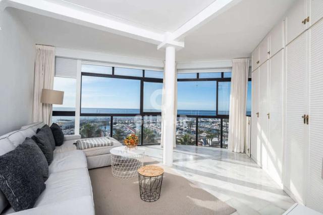 Imagen 2 de Spectacular Penthouse with 3 Bedrooms and Sea Views in the Center of Marbella