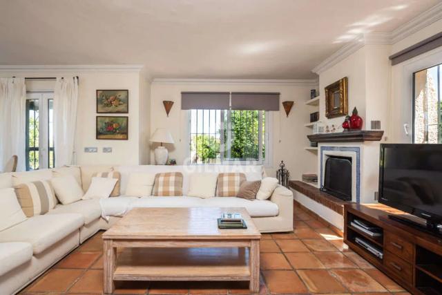 Imagen 2 de Independent Chalet with Garden and Views in Marbella