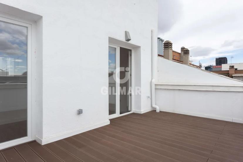 Renovated Penthouse with Terrace in Cuatro Caminos image 0