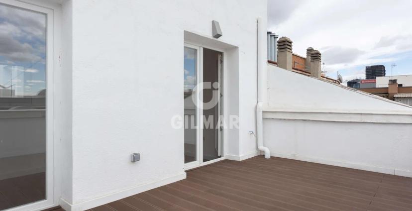 Renovated Penthouse with Terrace in Cuatro Caminos image 2