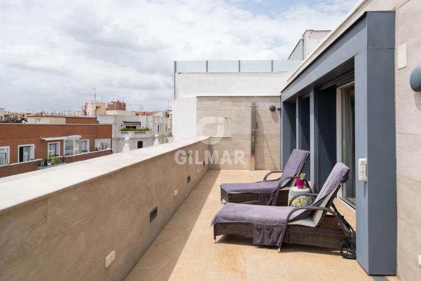 Bright Penthouse with 4 Bedrooms in Almagro image 0