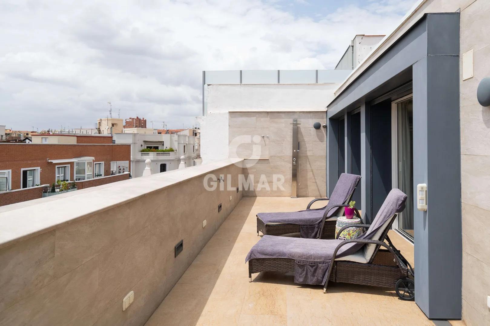 Bright Penthouse with 4 Bedrooms in Almagro