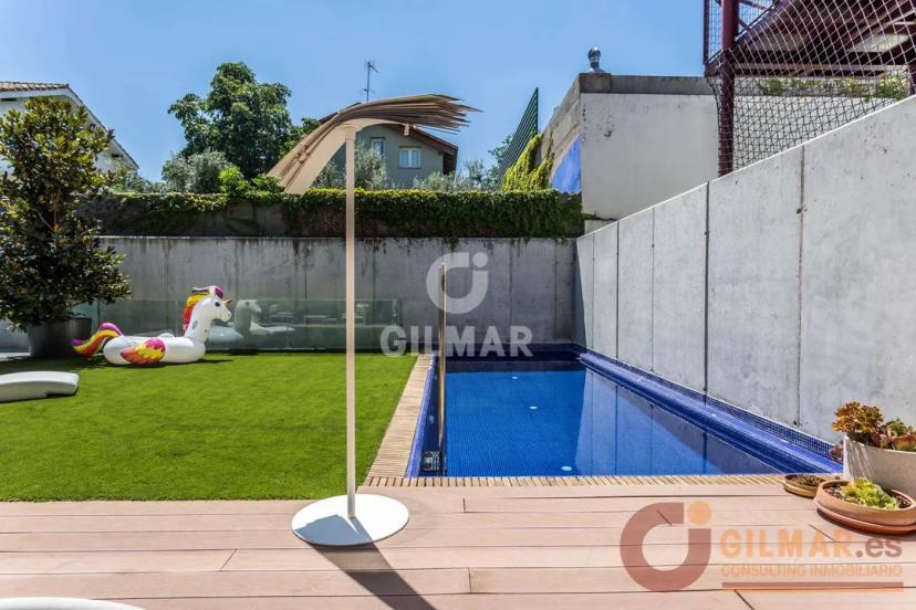 Modern Luxury in Arturo Soria: Single-Family Home with Pool and Terraces image 1