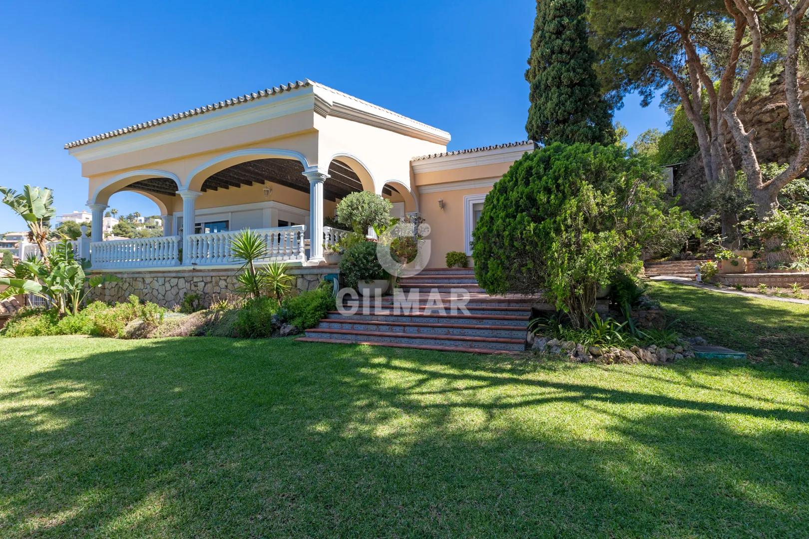 Exclusivo Chalet Independiente con Vistas al Mar en El Candado, Málaga