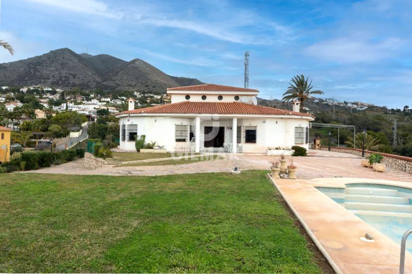 Exclusive Villa with Sea and Mountain Views image 0