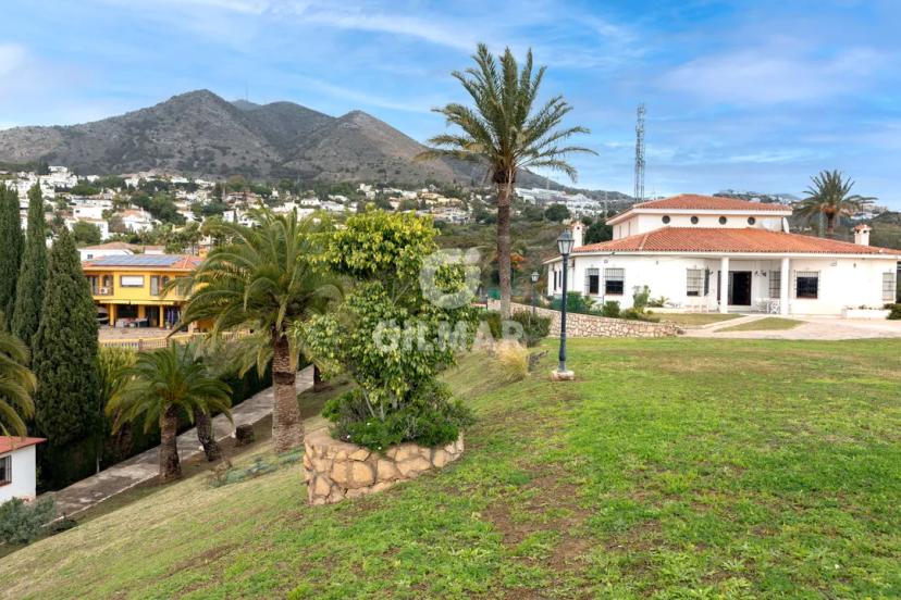 Exclusive Villa with Sea and Mountain Views image 1