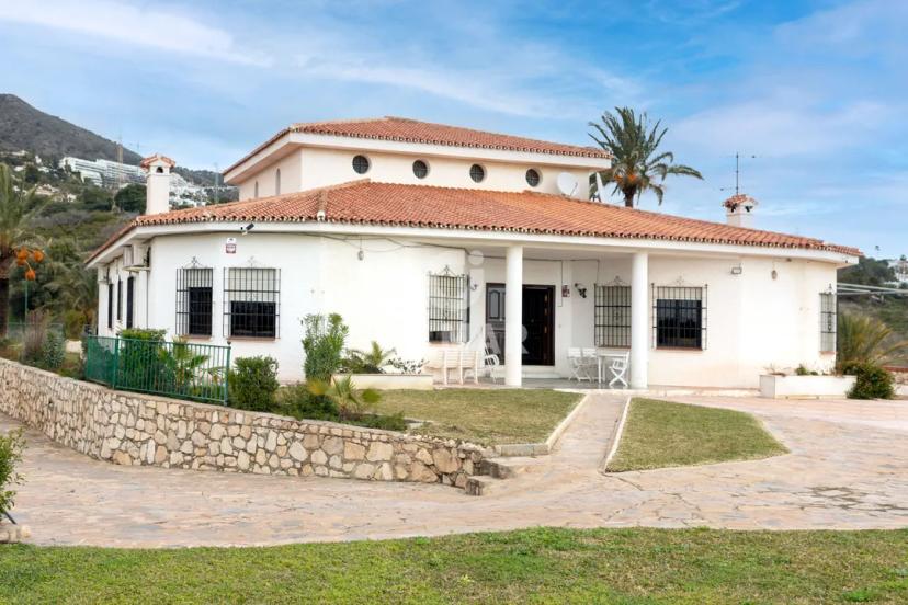 Exclusive Villa with Sea and Mountain Views image 2