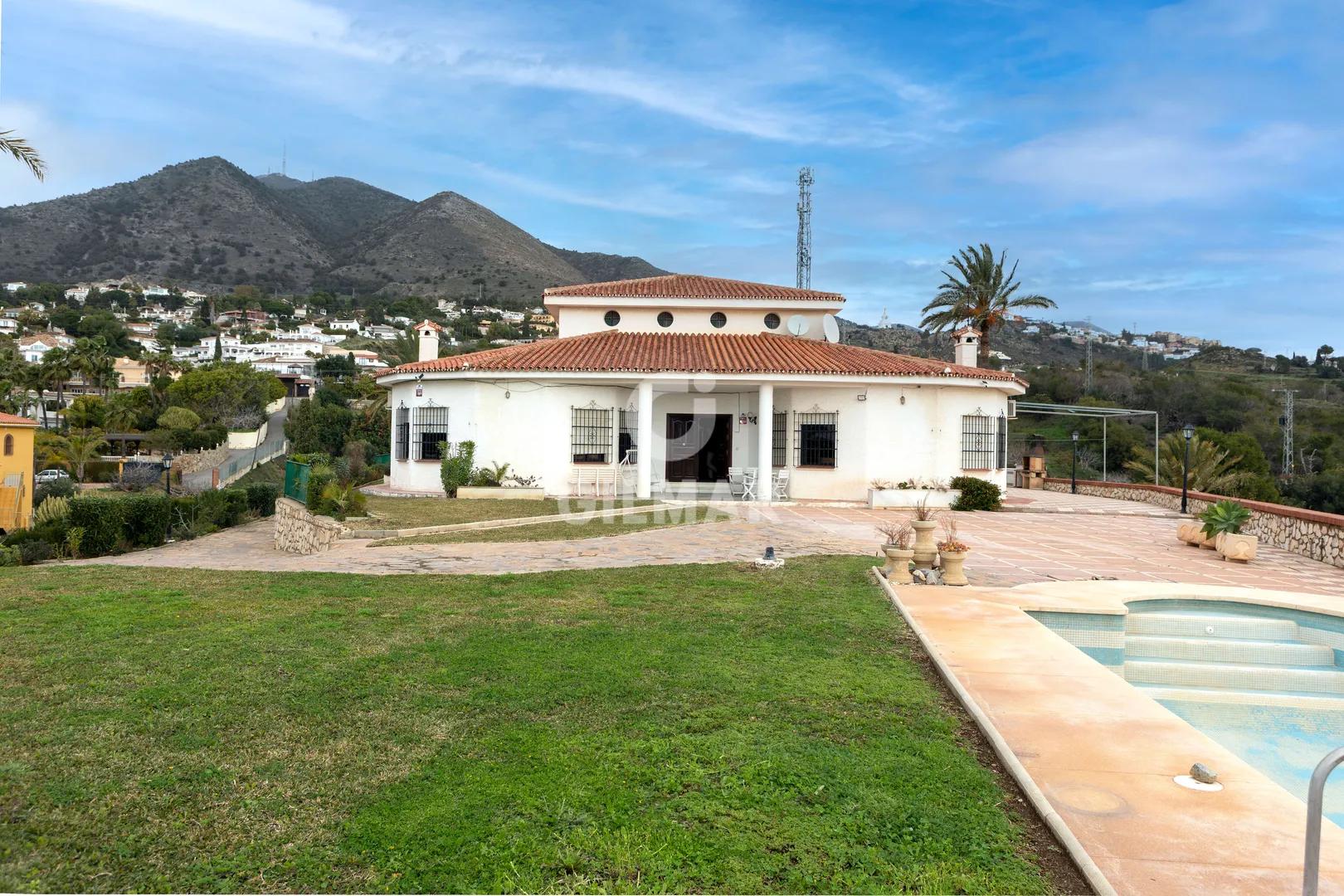 Exclusiva Villa con Vistas al Mar y Montaña