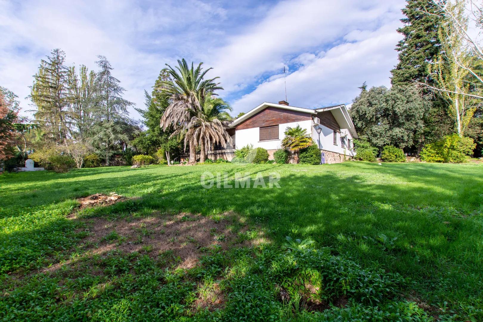 Chalet Espacioso con Jardín y Oportunidades en El Escorial