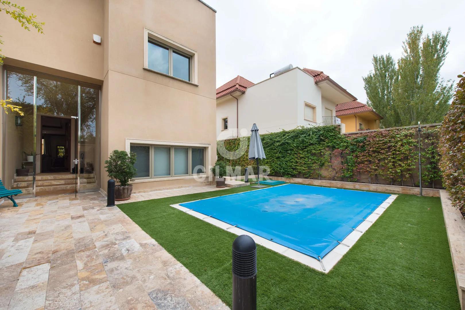 Exclusive Villa in Fuentelarreina with Pool and Elevator