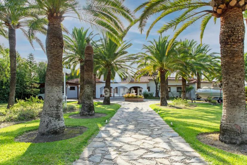 Chalet with Pool and Garden in El Bosque image 1