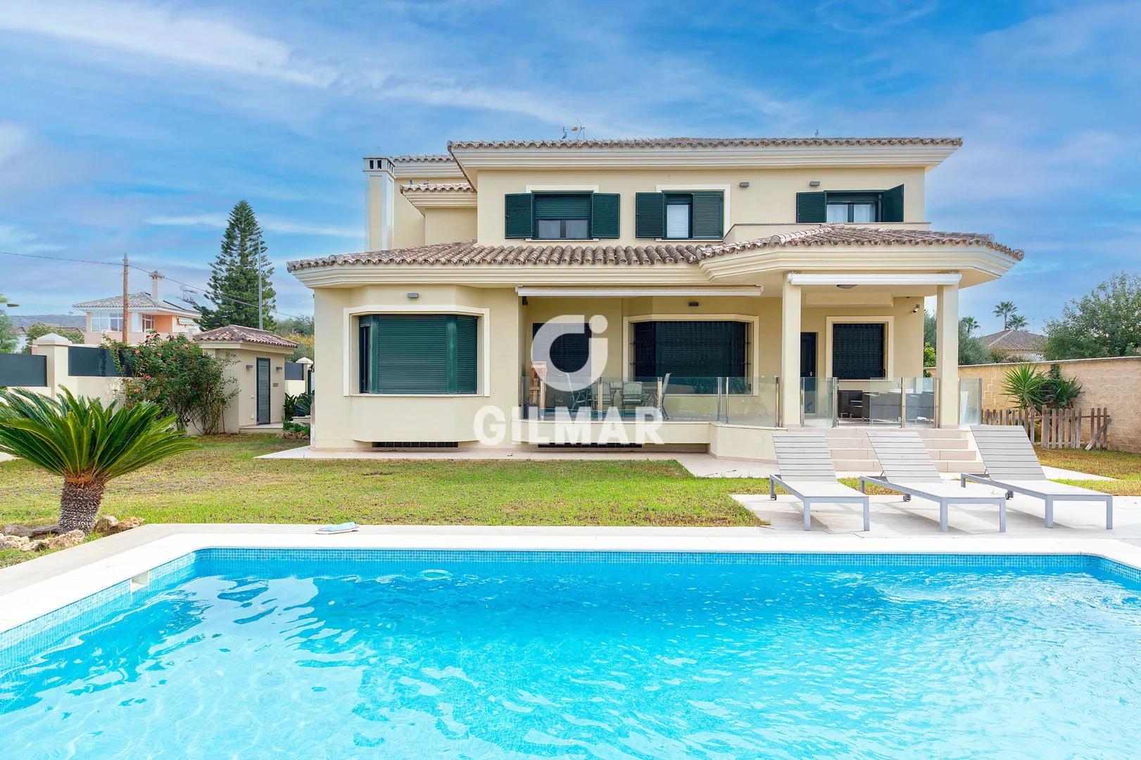 Chalet de Lujo con Piscina y Vistas en El Santiscal