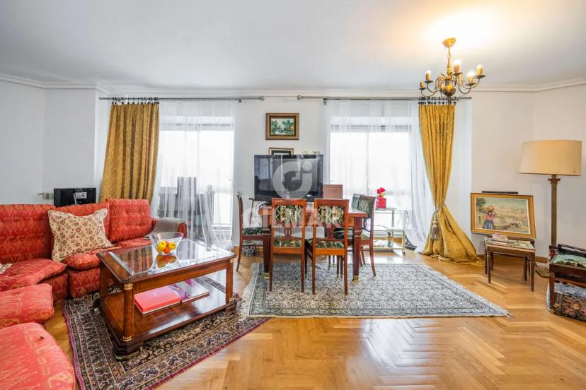 Spacious 4-Bedroom Apartment in Luxury Residential Area, Madrid image 2