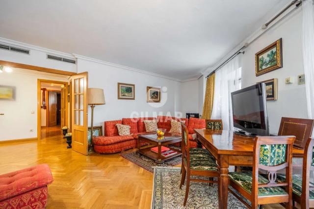 Imagen 4 de Spacious 4-Bedroom Apartment in Luxury Residential Area, Madrid