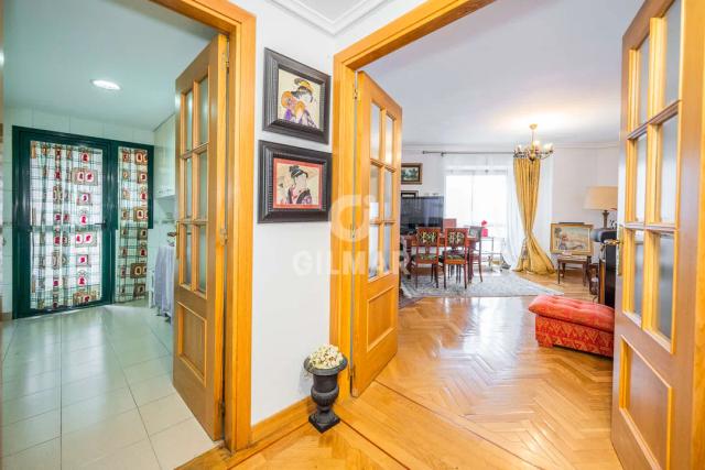 Imagen 5 de Spacious 4-Bedroom Apartment in Luxury Residential Area, Madrid