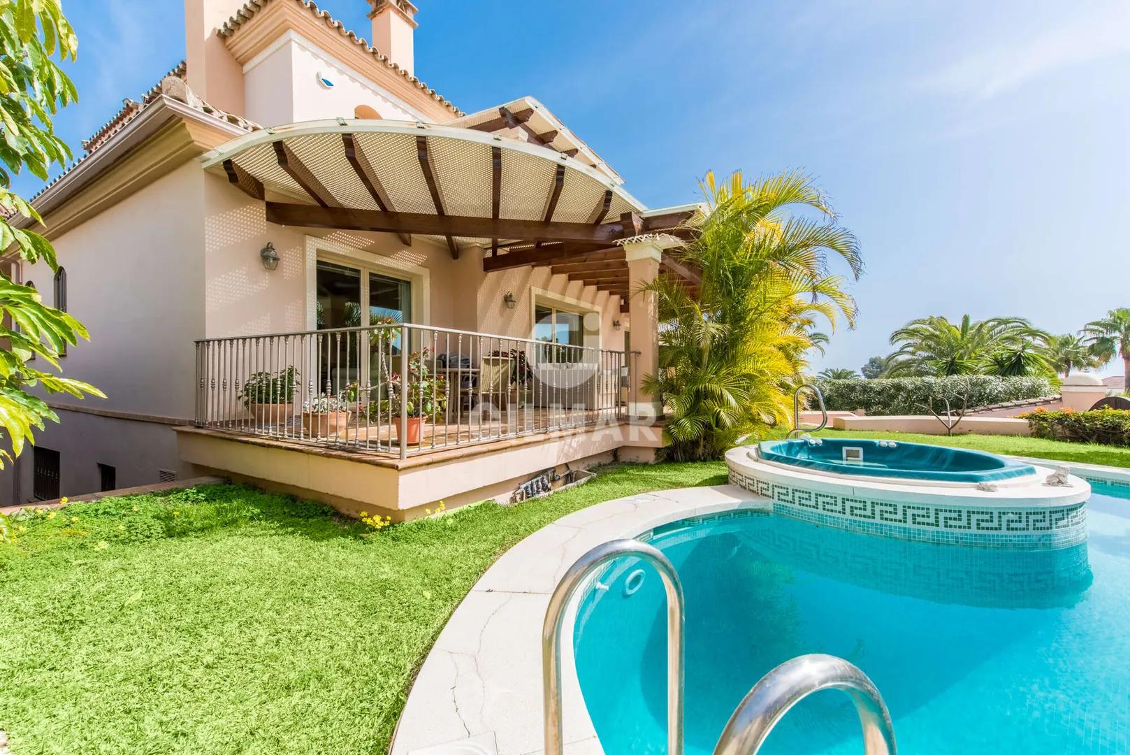 Chalet de Lujo con Vistas al Mar en Marbella Este