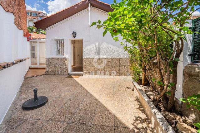 Imagen 3 de Independent Central Chalet in Pozuelo: 2 Bedrooms and Private Garden