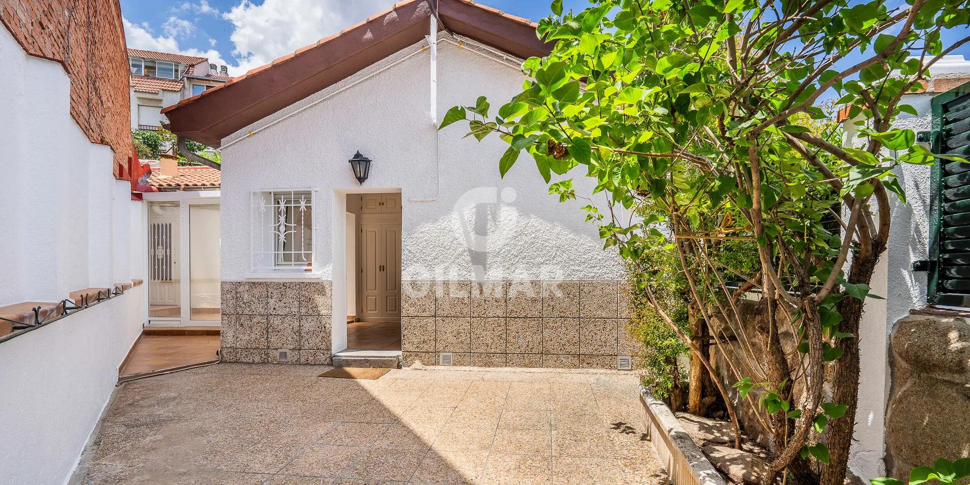 Independent Central Chalet in Pozuelo: 2 Bedrooms and Private Garden