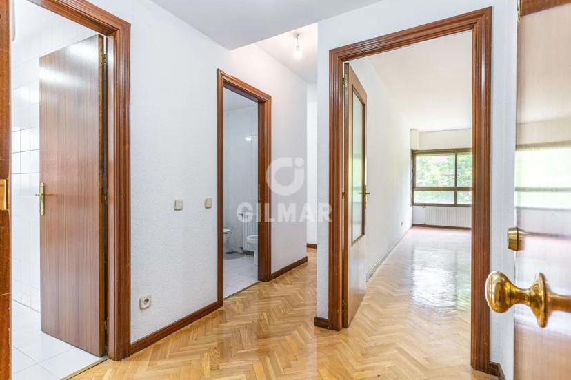 Exclusive 4-bedroom apartment in Los Cármenes, Madrid image 0