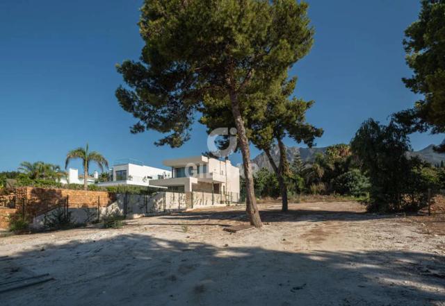 Imagen 3 de Exclusive Plot in Marbella: Customizable Villa with Patio and Home Automation