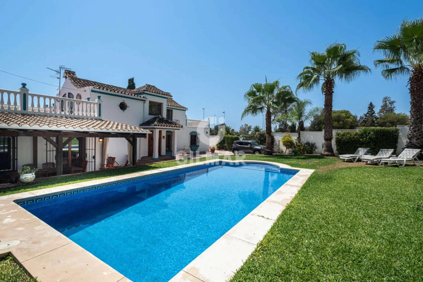 Espléndida Villa con Piscina a 150m de la Playa en Marbella Este