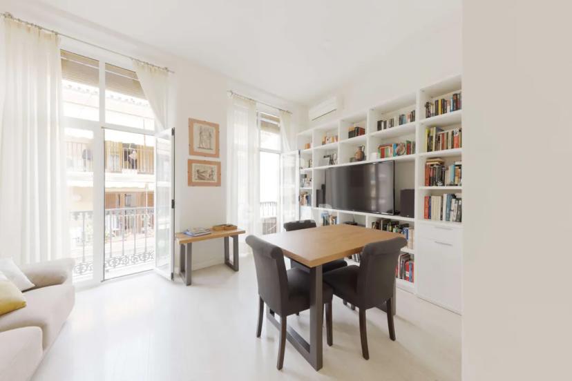 Bright Renovated Apartment in the Historic Center of Málaga image 2