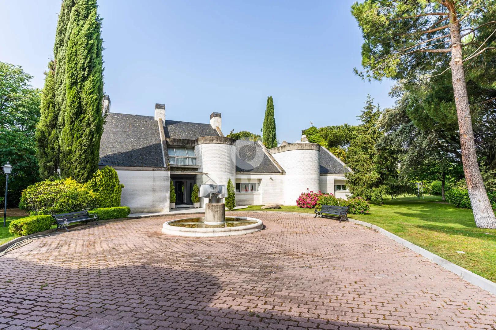 Chalet de Lujo con Jardín en Monte Alina