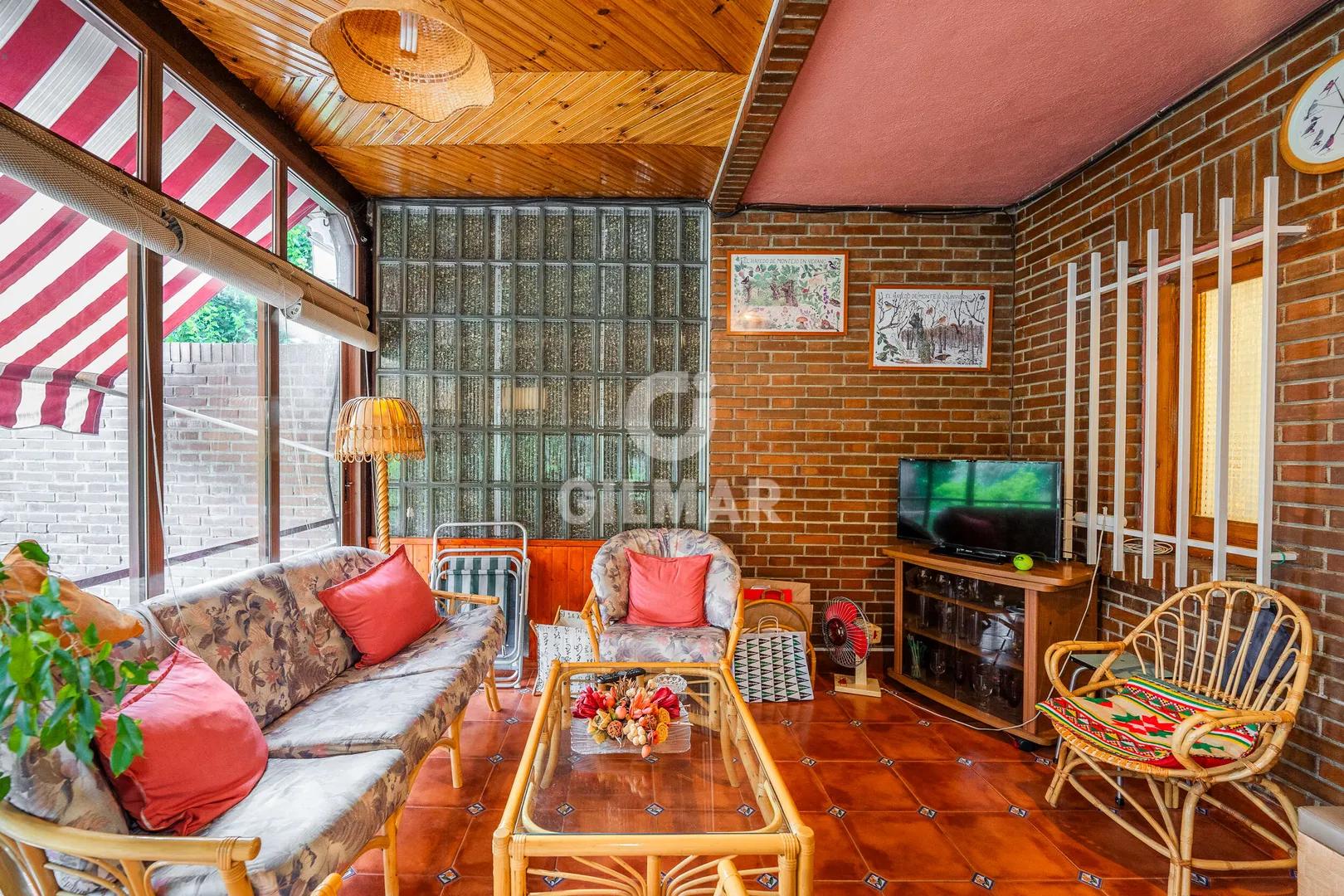 Independent Chalet with 5 Bedrooms in Alcobendas