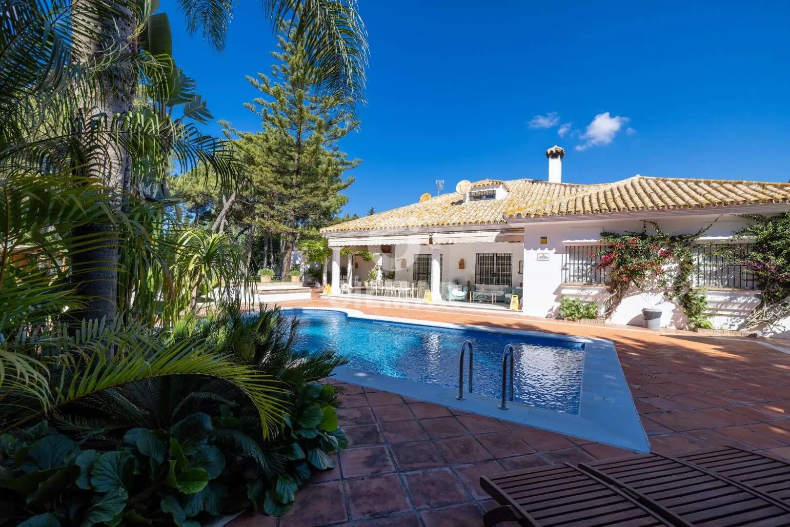 Chalet de Lujo con Jardín y Caballería en La Cartuja