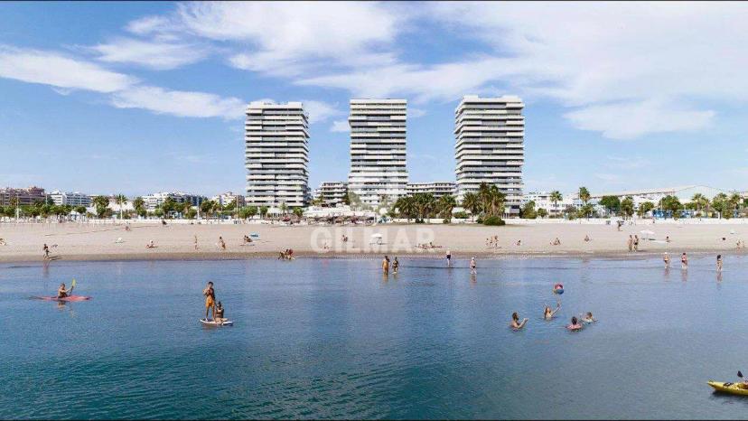 Piso de Lujo en Málaga Towers: 3 Dormitorios, Terraza y Vistas al Mar image 1