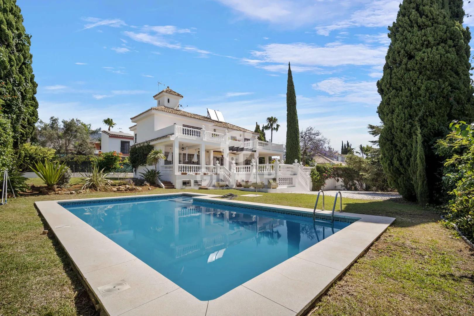 Chalet Independiente con Vistas al Mar en Valdeolletas, Marbella