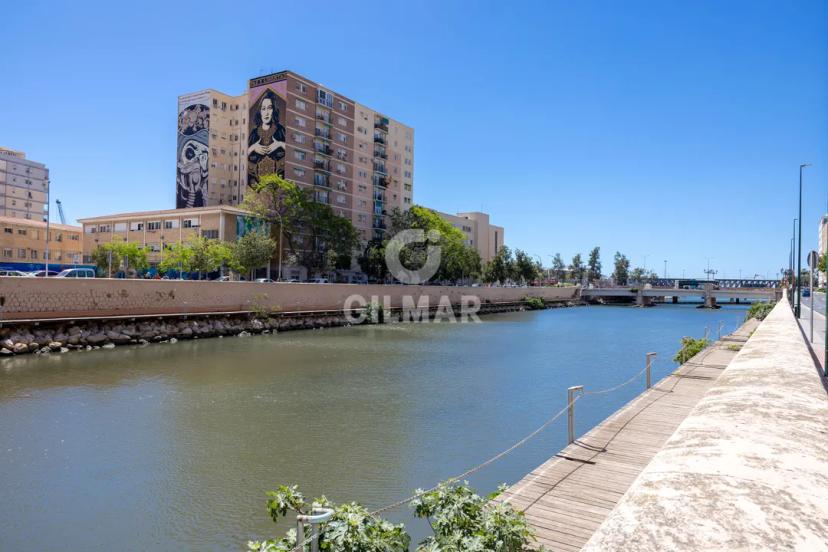 Piso de 5 Dormitorios en el Vibrante Soho de Málaga image 1