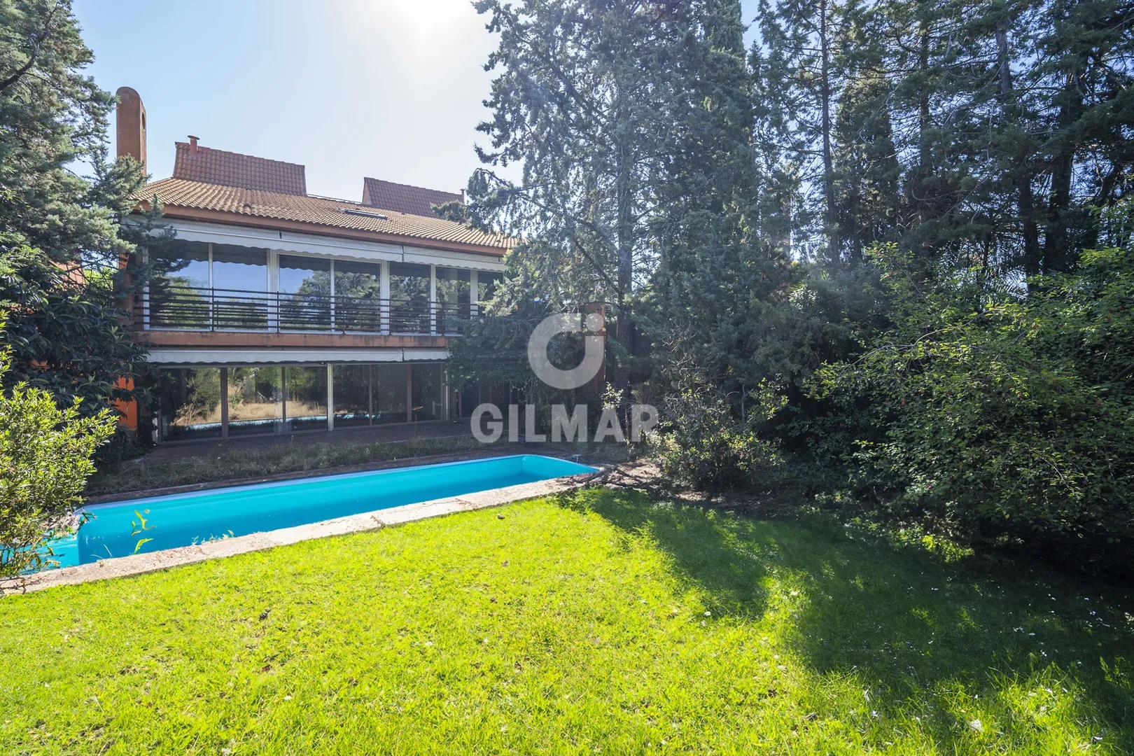 Exclusive Chalet with Garden and Pool in La Moraleja